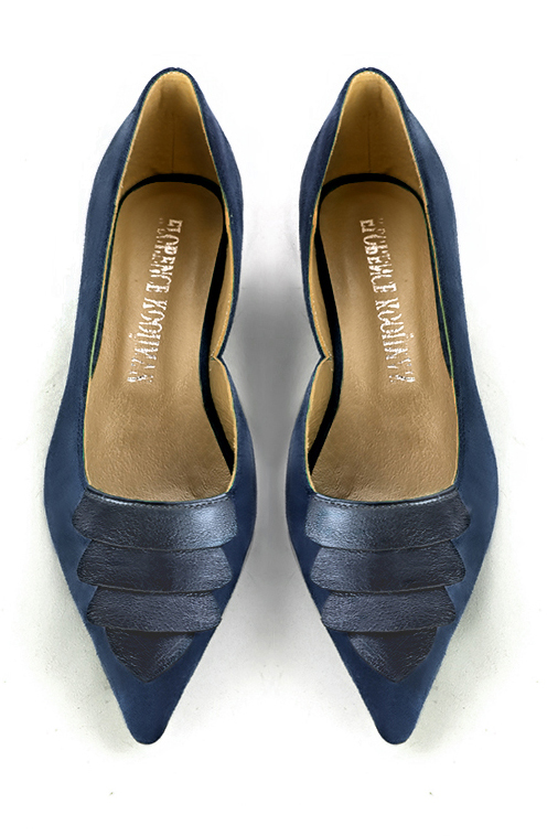 Navy blue women's open arch dress pumps. Pointed toe. Flat flare heels. Top view - Florence KOOIJMAN